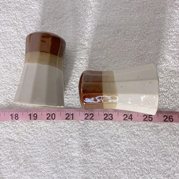 Vintage  Ceramic Stoneware Tan Brown Salt & Pepper Shakers - Picture 7 of 7